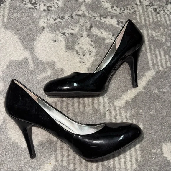 Jessica Simpson Black Patent Leather Rounded Toe Pump Heels - Picture 3 of 5